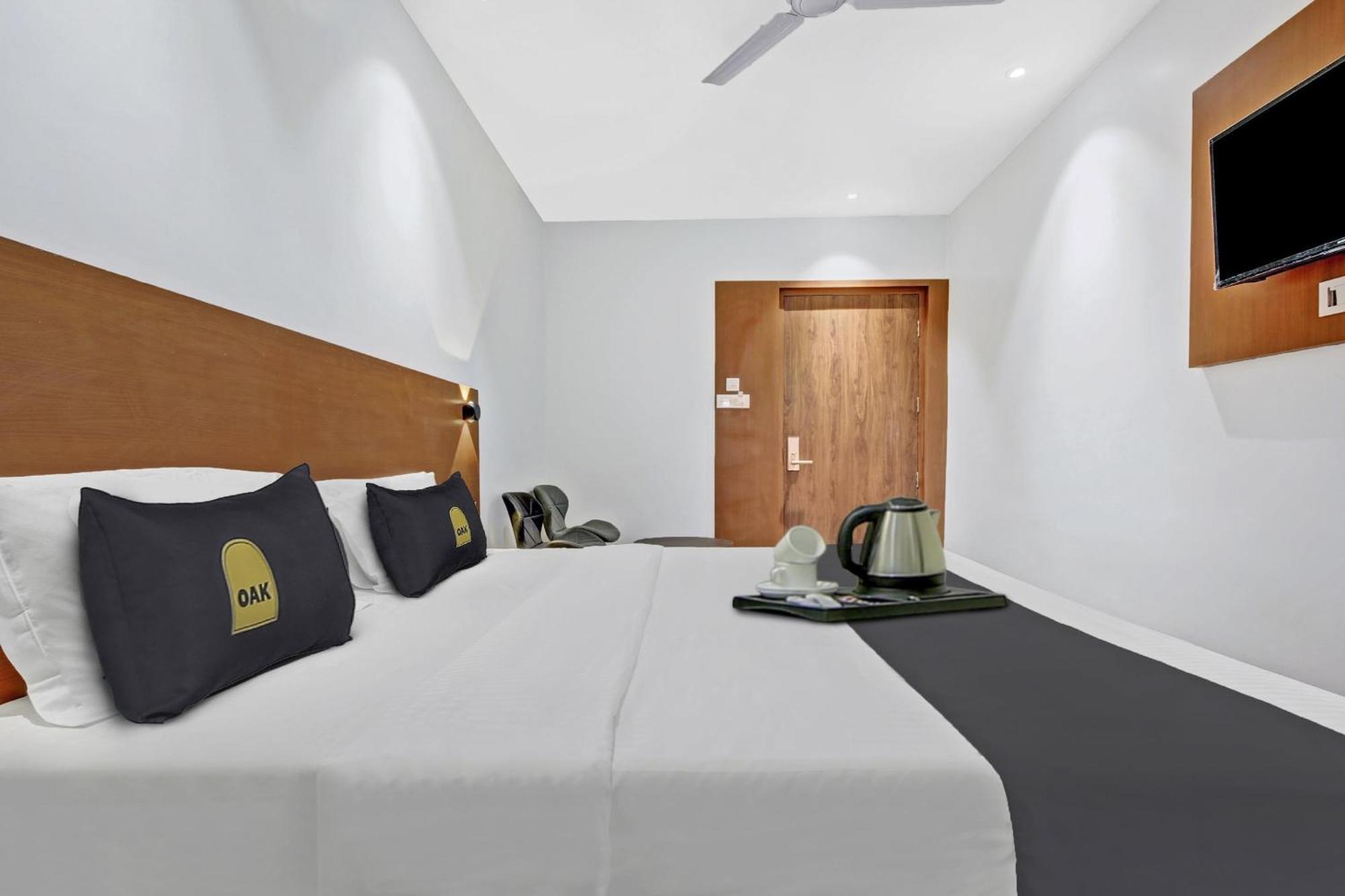 Hotel Townhouse Oak Hi-City Guwahati Esterno foto